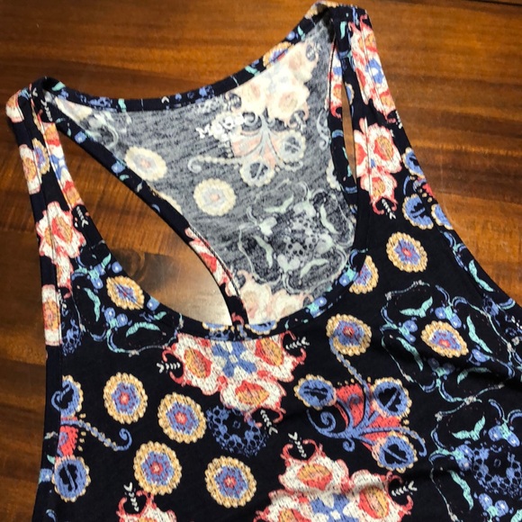 Crop top. - Picture 2 of 2